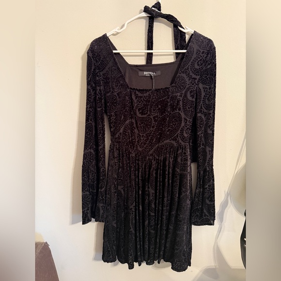 Elegant Black Bell Sleeve Dress - Picture 4 of 6